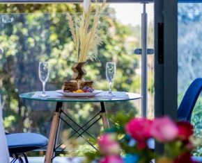 Chic Studio, Stunning Views!